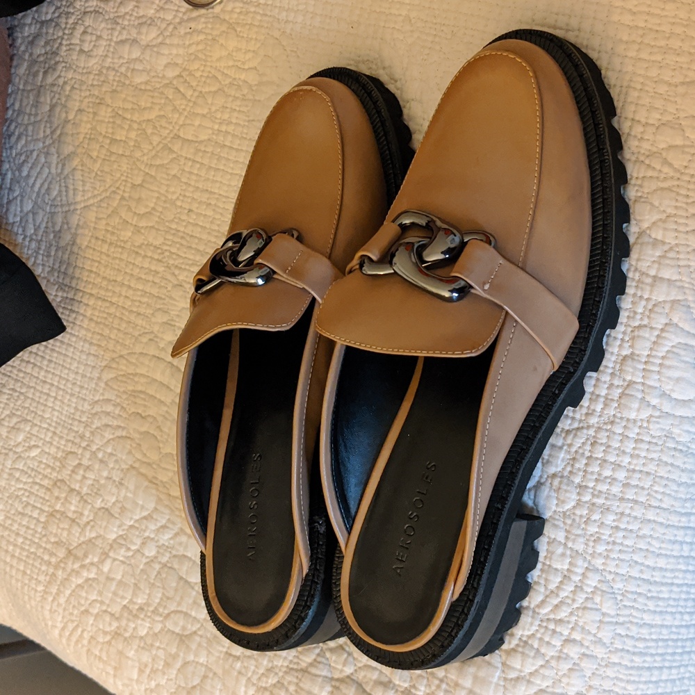 AEROSOLES Tan Mules with Black Sole